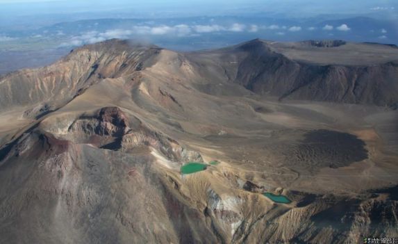 Der Red Crater links, die Emerald Lakes und der Central Crater mit Lavafeld