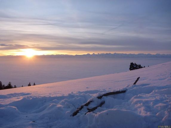 Bild morgens am 24.01.2010 um 08:13 von der Hasenmatt.
Man sieht das Schweizer Mittelland und dahinter die Alpen.