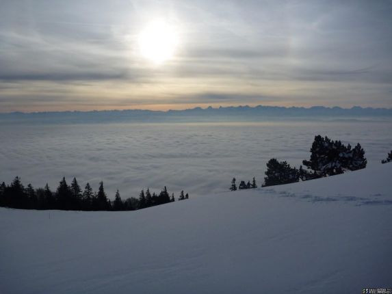 Bild morgens am 24.01.2010 um 09:35 von der Hasenmatt.
Man sieht das Schweizer Mittelland und dahinter die Alpen.