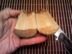 Holz der Länge nach spalten und zu bearbeitendes Stück aussuchen